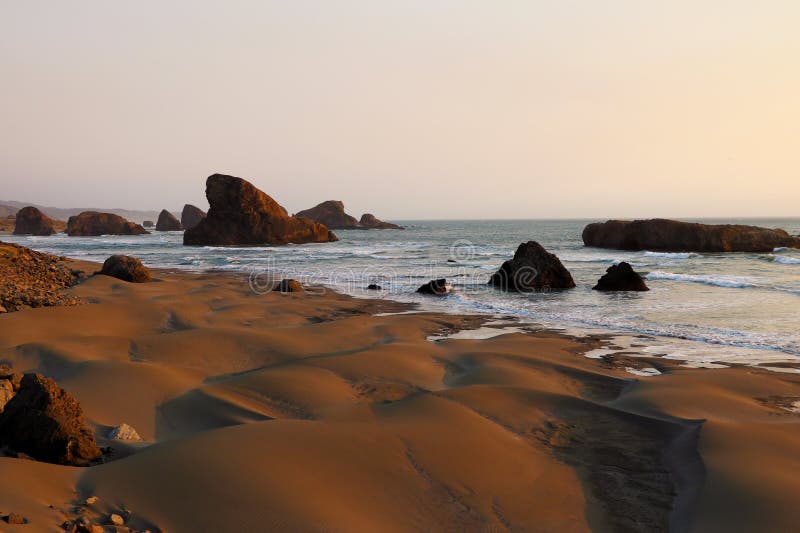 Verbazende zonsondergang op het strand, dichtbij de Vreedzame Oceaan, Californië royalty-vrije stock foto Verbazende zonsondergang op het strand, dichtbij de Vreedzame Oceaan, Californië royalty-vrije stock foto