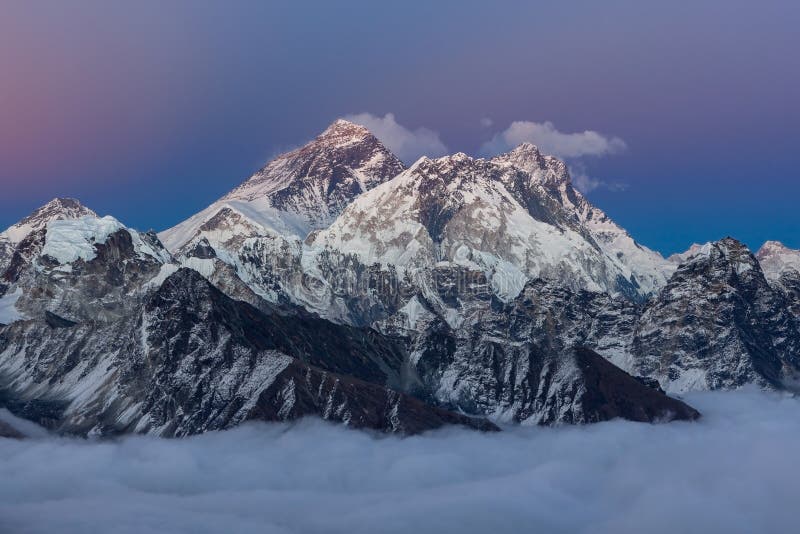 Verbazende zonsondergang over de top van ondersteleverest met royalty-vrije stock afbeeldingen Verbazende zonsondergang over de top van ondersteleverest met royalty-vrije stock afbeeldingen