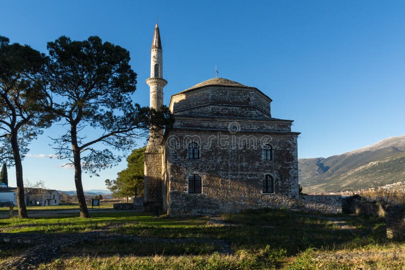 Verbazende Zonsondergangmening van Fethiye-Moskee in kasteel van stad van Ioannina, Epirus, Griekenland royalty-vrije stock afbeeldingen Verbazende Zonsondergangmening van Fethiye-Moskee in kasteel van stad van Ioannina, Epirus, Griekenland royalty-vrije stock afbeeldingen