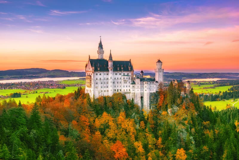 Verbazingwekkend beeld van het kasteel van Neuschwanstein in de herfstavond in Beieren, Duitsland