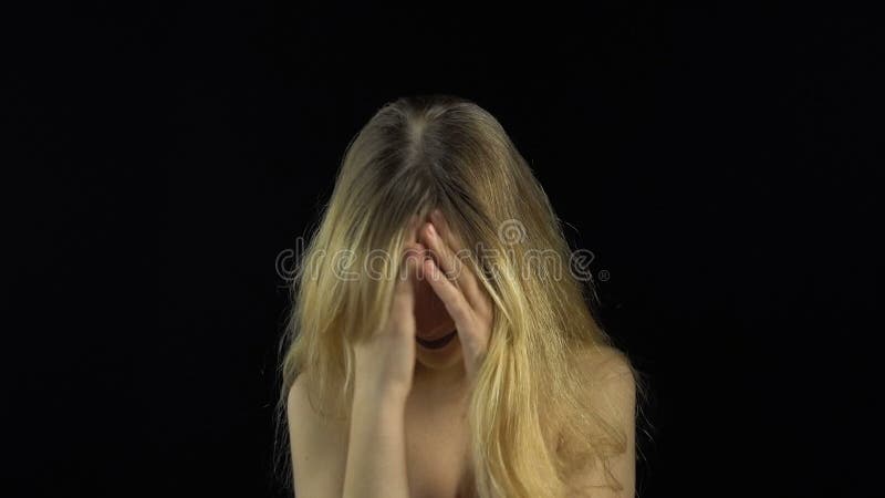 Verbergend blond meisje stock video