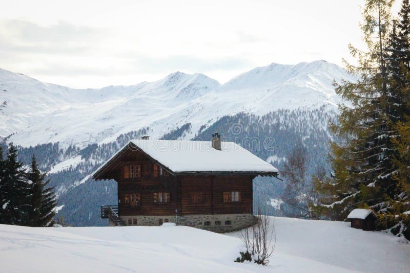 Verbier/Suiza - 3 de marzo de 2018: Chalet aislado en la montaña Verbier Suiza imagen de archivo Verbier/Suiza - 3 de marzo de 2018: Chalet aislado en la montaña Verbier Suiza imagen de archivo