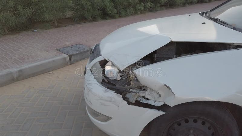 Verbinden Sie Arabisch emiratesdubai ca. 2020 : in der Nähe von einem fehlerhaften weißen Auto nach einem Unfall. Abschluss OP von