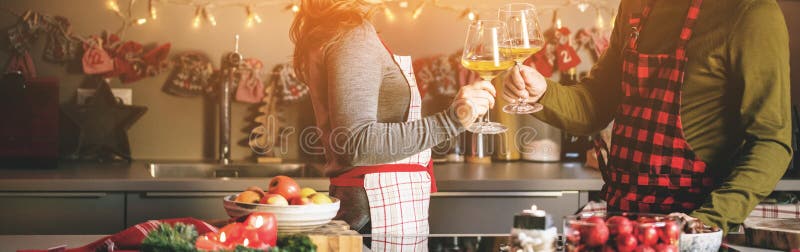 Verbinden Sie das Feiern von Weihnachten im Küchen- und Getränkwein stockbilder Verbinden Sie das Feiern von Weihnachten im Küchen- und Getränkwein stockbilder