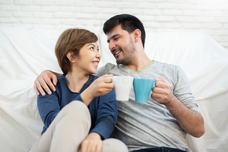 Verbinden Sie das Sitzen auf dem Boden an ihrem neuen Haus stockfoto