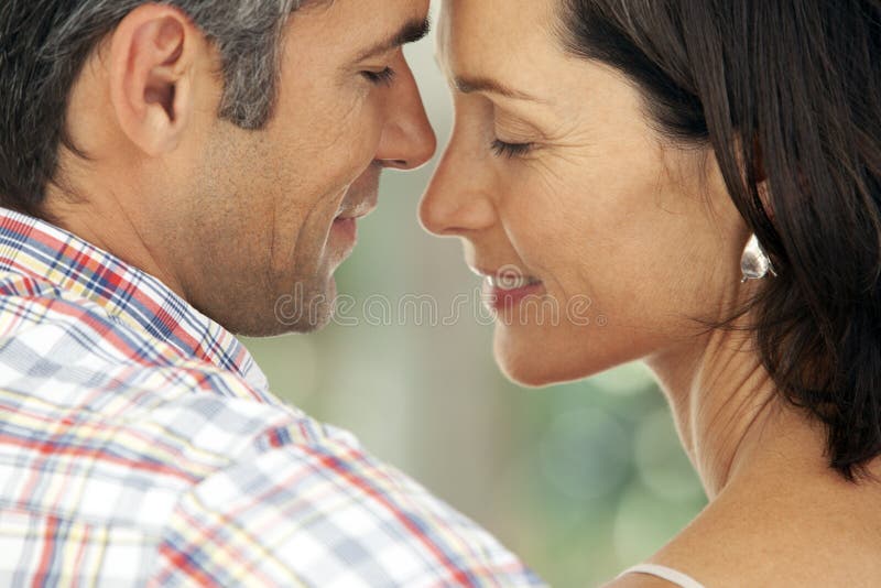Verbinden Sie in der Liebe - Moment der Intimität zwischen mittlerem gealtertem Mann und Frau