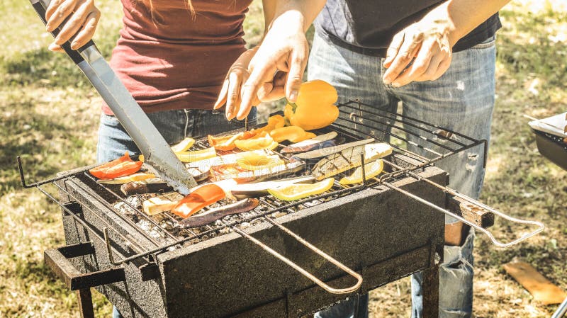 Verbinden Sie von den Freunden, die Gemüse auf Grill kochen - die Auberginen und Pfeffer gekocht auf Grill an bbq-Gartenfest - Pi stockbild Verbinden Sie von den Freunden, die Gemüse auf Grill kochen - die Auberginen und Pfeffer gekocht auf Grill an bbq-Gartenfest - Pi stockbild