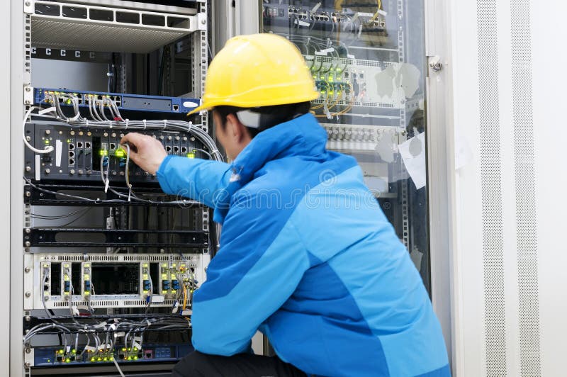 Verbindungsnetzkabel zu den Schaltern stockfoto Verbindungsnetzkabel zu den Schaltern stockfoto
