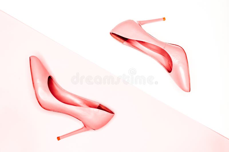 Verbleek - roze vrouwelijke schoenen op witte achtergrond Vlak leg, de hoogste vrouwelijke achtergrond van de menings in manier H royalty-vrije stock fotografie Verbleek - roze vrouwelijke schoenen op witte achtergrond Vlak leg, de hoogste vrouwelijke achtergrond van de menings in manier H royalty-vrije stock fotografie