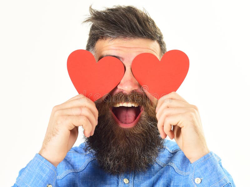 Verblind door liefdeconcept De mens met baard houdt rode harten stock foto Verblind door liefdeconcept De mens met baard houdt rode harten stock foto