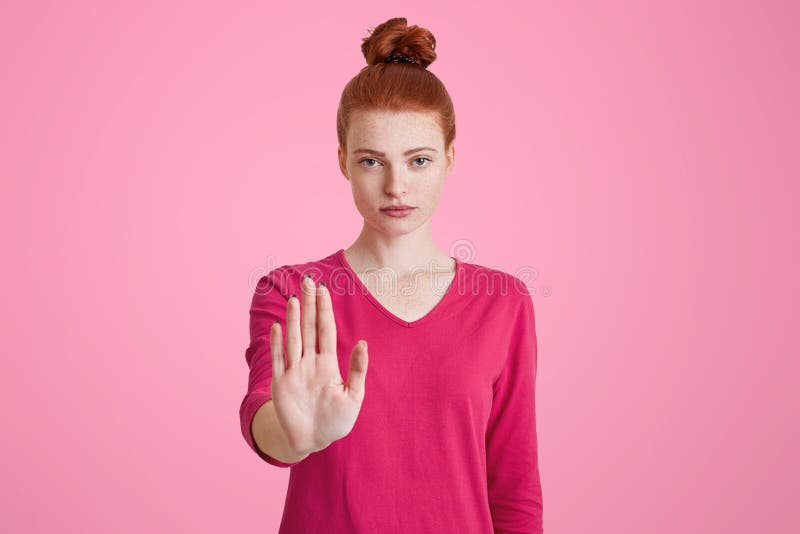 Verbotsymbol Junge attraktive sommersprossige weibliche Gesten im Studio, Showstoppschild, lehnt das Handeln etwas ab, lokalisier stockbilder Verbotsymbol Junge attraktive sommersprossige weibliche Gesten im Studio, Showstoppschild, lehnt das Handeln etwas ab, lokalisier stockbilder