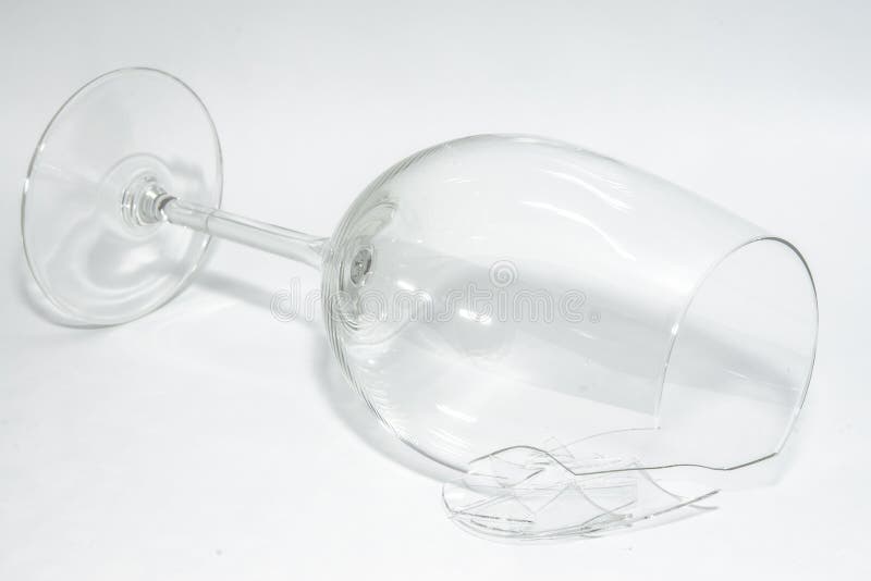 Verbrijzeld gebroken wijnglas met scherpe splinters stock foto's Verbrijzeld gebroken wijnglas met scherpe splinters stock foto's