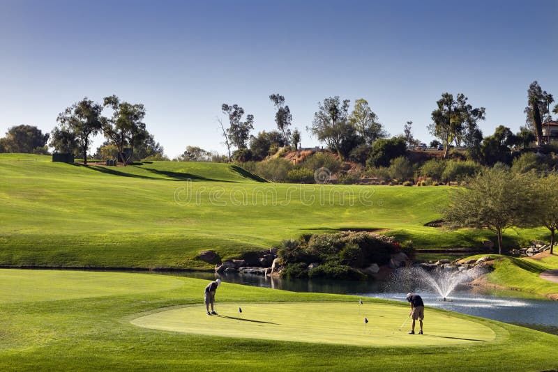 Verde de la práctica del golf fotografía de archivo libre de regalías Verde de la práctica del golf fotografía de archivo libre de regalías