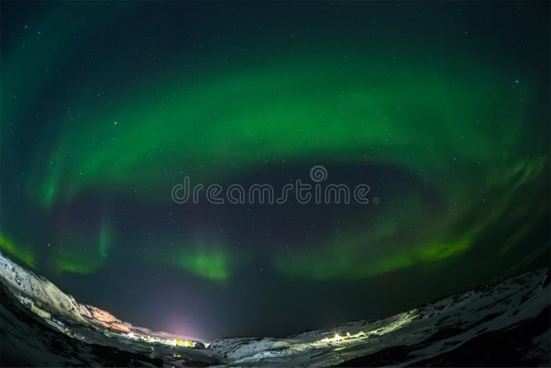 Verde do aurora borealis em Teriberka na região de Murmansk imagens de stock Verde do aurora borealis em Teriberka na região de Murmansk imagens de stock
