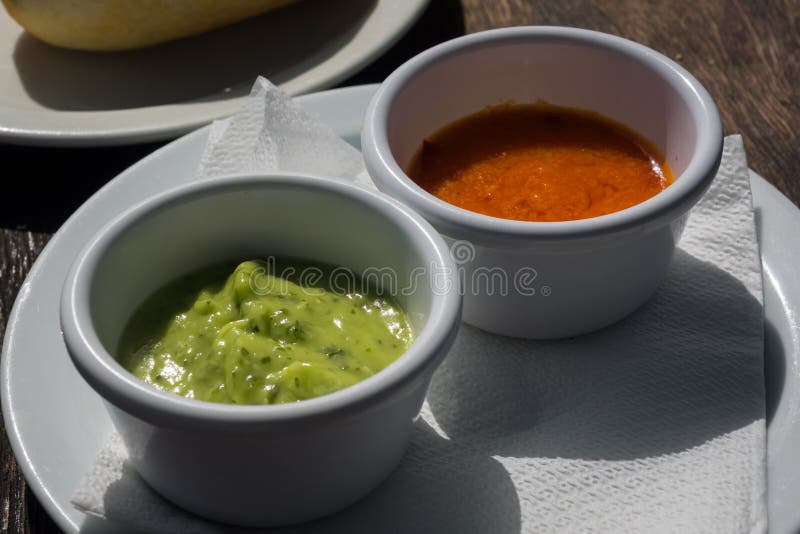 Verde Mojo e mojo rosso, salsa tipica dalla gastronomie delle isole Canarie fotografie stock libere da diritti Verde Mojo e mojo rosso, salsa tipica dalla gastronomie delle isole Canarie fotografie stock libere da diritti
