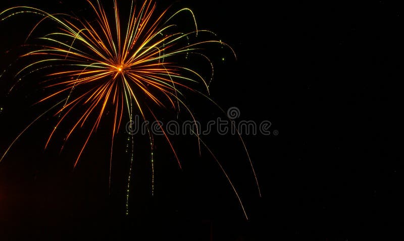 Verde, ouro, e luz de arrasto vermelha do fogo de artifício contra um céu preto no quarto de julho fotografia de stock royalty free Verde, ouro, e luz de arrasto vermelha do fogo de artifício contra um céu preto no quarto de julho fotografia de stock royalty free