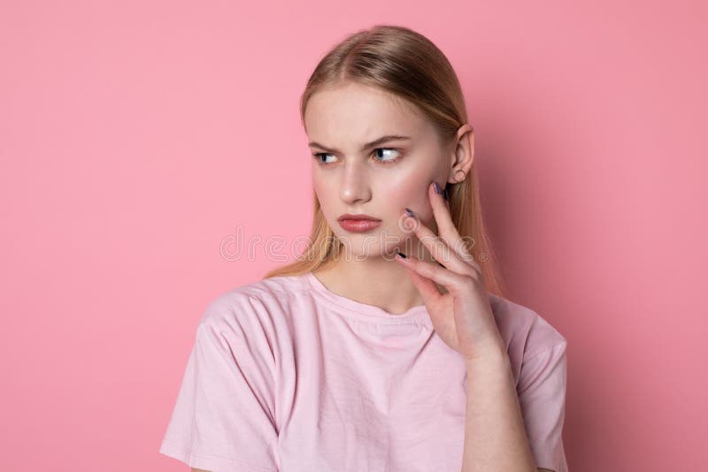 Verdenkt het blonde jonge wijfje iets het verkeerde twijfelachtig zijn in vriend die gehele waarheid vertellen, die aarzelend gez royalty-vrije stock afbeeldingen Verdenkt het blonde jonge wijfje iets het verkeerde twijfelachtig zijn in vriend die gehele waarheid vertellen, die aarzelend gez royalty-vrije stock afbeeldingen