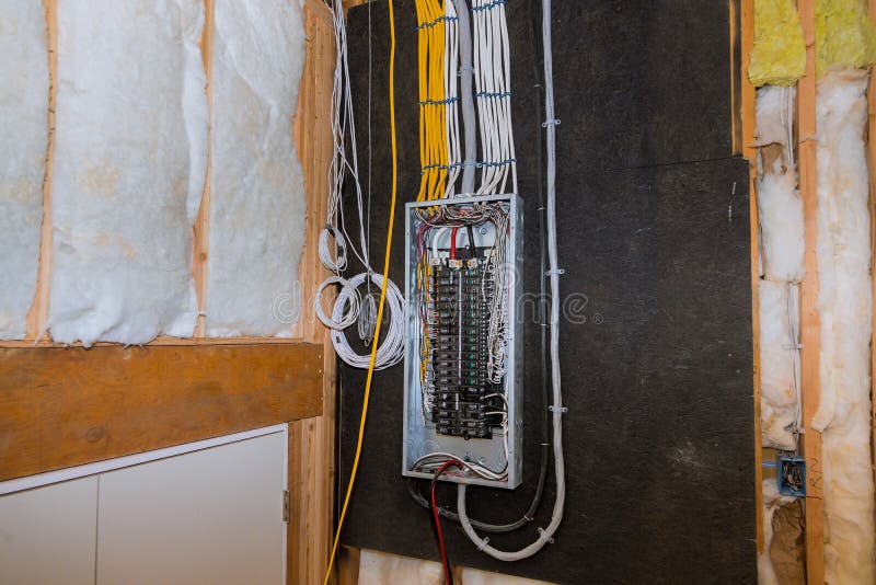 Verdrahtete elektrische Anschlüsse auf Metallstangen-Drahtseilkasten, Wohnhaus im Bau
