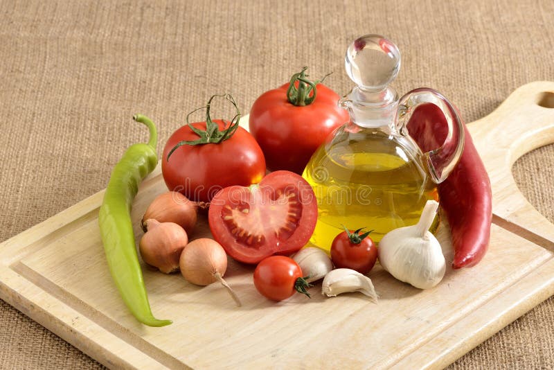 Verduras - cebolla, ajo, pimienta de chiles, tomates y fotografía de archivo Verduras - cebolla, ajo, pimienta de chiles, tomates y fotografía de archivo