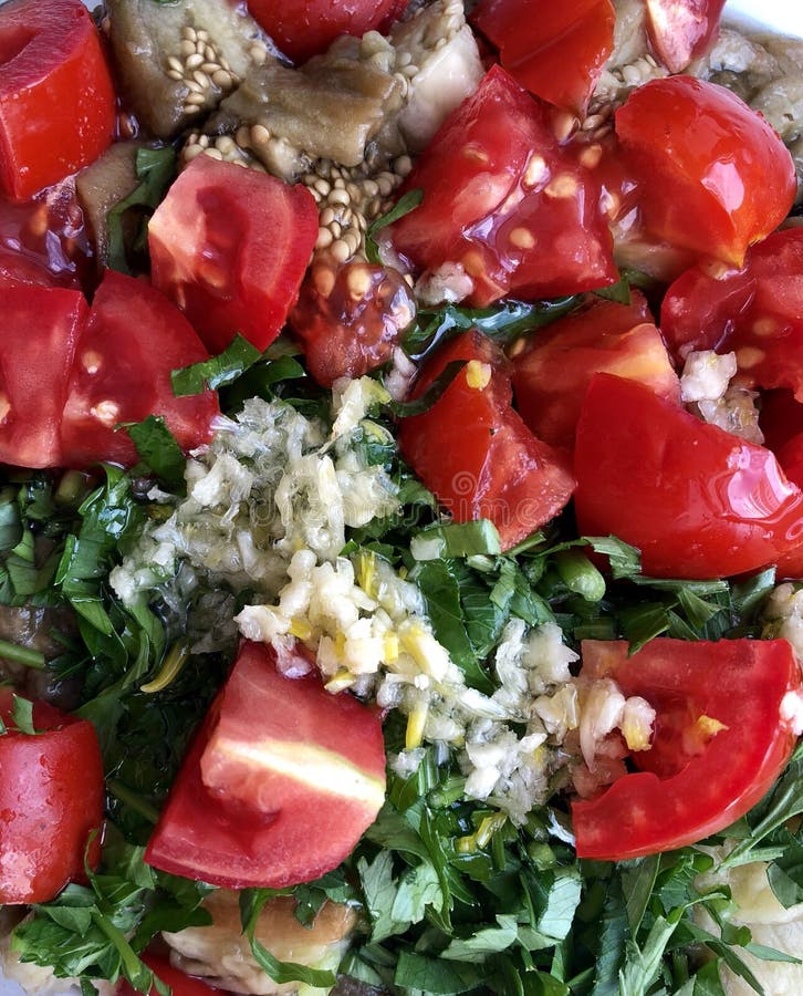 Verduras cortadas: berenjenas cocidas, ajo, tomates frescos, perejil imagen de archivo libre de regalías Verduras cortadas: berenjenas cocidas, ajo, tomates frescos, perejil imagen de archivo libre de regalías