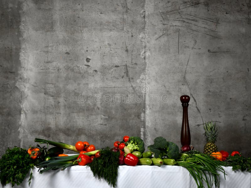 Verduras de los ingredientes alimentarios, hierbas de las frutas y especias sanas Verduras orgánicas en la tabla fotografía de archivo libre de regalías Verduras de los ingredientes alimentarios, hierbas de las frutas y especias sanas Verduras orgánicas en la tabla fotografía de archivo libre de regalías