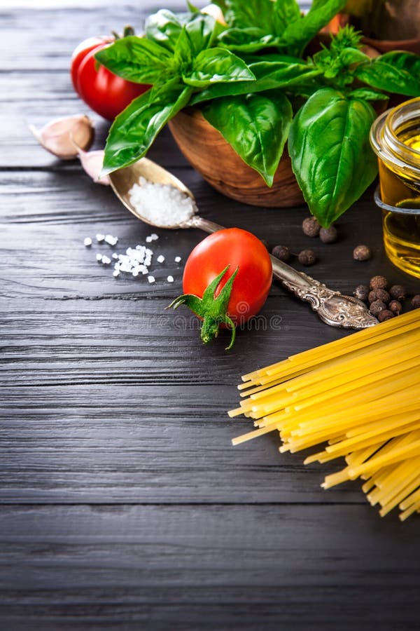 Verduras e ingrediente de las especias para cocinar la comida italiana