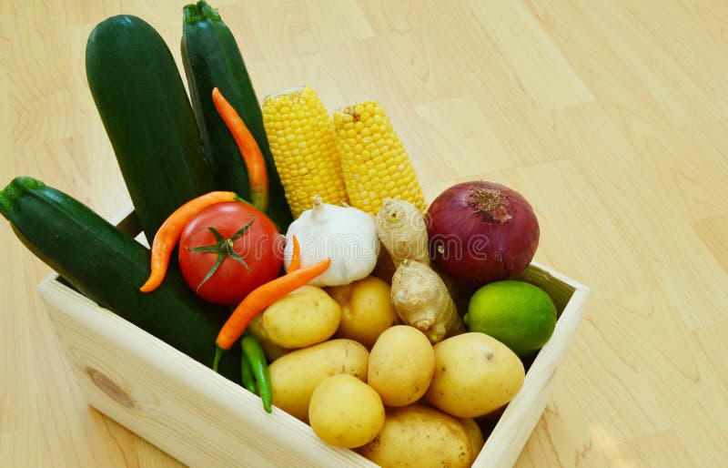 Verduras En Cajones De Madera Imagen de archivo Imagen de salud