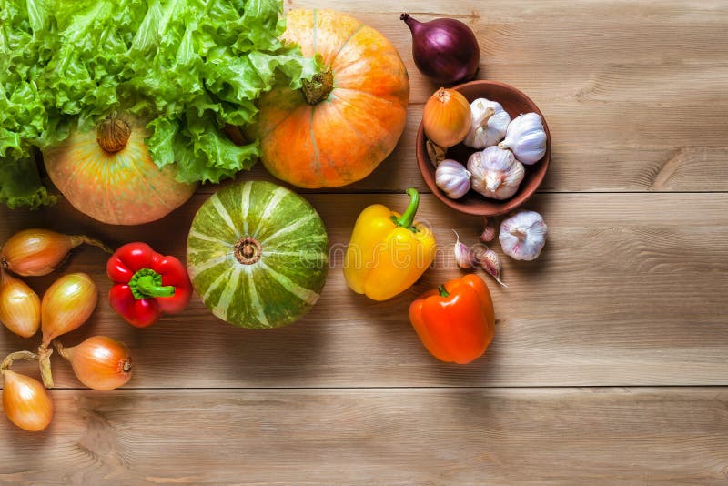 Verduras en fondo de madera fotografía de archivo libre de regalías Verduras en fondo de madera fotografía de archivo libre de regalías