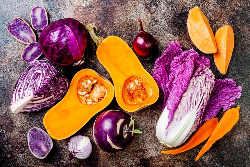 Verduras estacionales de la caída del otoño del invierno en fondo rústico Vegano basado planta o concepto de cocinar vegetariano fotografía de archivo