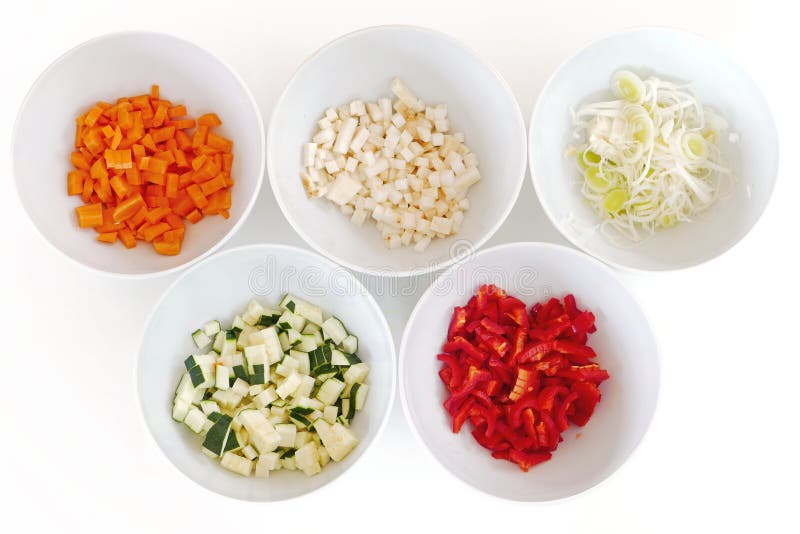 Verduras tajadas en los cuencos blancos, cocinando la preparación fotos de archivo libres de regalías Verduras tajadas en los cuencos blancos, cocinando la preparación fotos de archivo libres de regalías