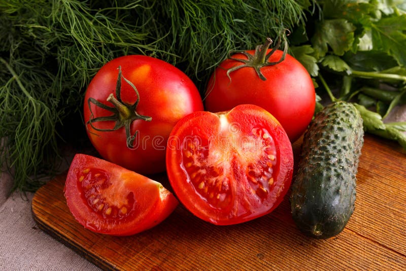 Verduras, tomates maduros, rojos y pepinos verdes imagenes de archivo Verduras, tomates maduros, rojos y pepinos verdes imagenes de archivo