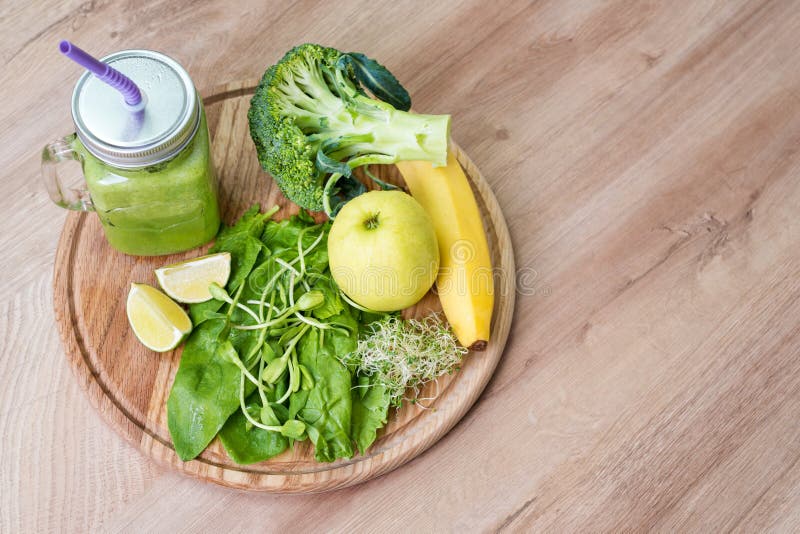 Verduras verdes frescas y smoothie verde en tarro Detox, dieta o concepto sano de la comida Tarro de albañil de la bebida dietéti fotografía de archivo Verduras verdes frescas y smoothie verde en tarro Detox, dieta o concepto sano de la comida Tarro de albañil de la bebida dietéti fotografía de archivo