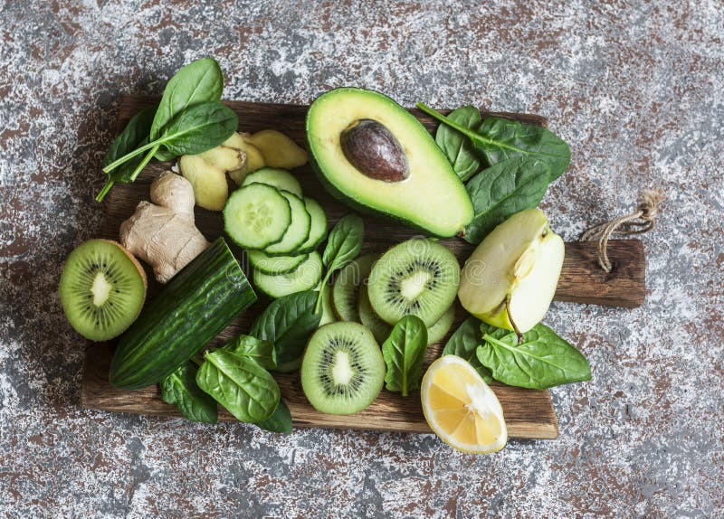 Verduras y frutas verdes del Detox en un tablero de madera Concepto de un sano, comida de la dieta imagenes de archivo Verduras y frutas verdes del Detox en un tablero de madera Concepto de un sano, comida de la dieta imagenes de archivo