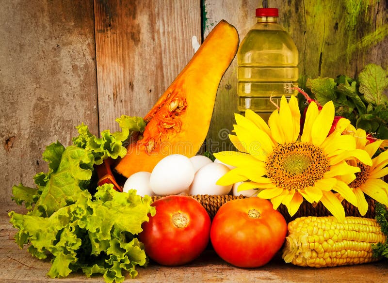 Verduras y girasoles clasificados en una cesta fotografía de archivo Verduras y girasoles clasificados en una cesta fotografía de archivo