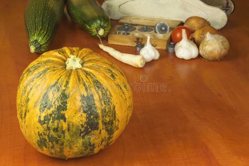 Verdure crescenti nell'azienda agricola organica Verdure sviluppate in un piccolo giardino domestico Vecchio peso del metallo su fotografia stock Verdure crescenti nell'azienda agricola organica Verdure sviluppate in un piccolo giardino domestico Vecchio peso del metallo su fotografia stock
