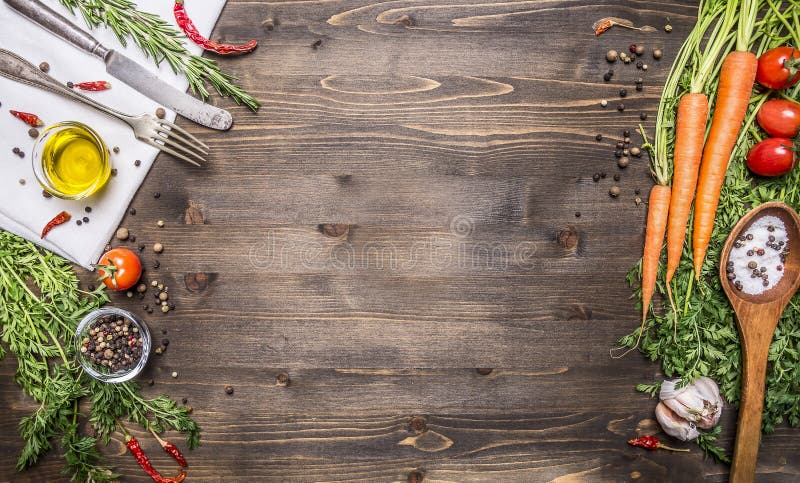 Verdure e cucchiai organici freschi su fondo di legno rustico, vista superiore, confine Alimento sano o concetto di cottura veget immagini stock libere da diritti