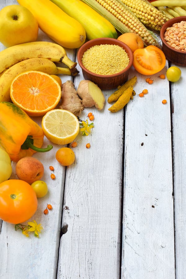 Verdure, fagioli e frutta gialli - banana, cereale, limone, prugna, albicocca, pepe, zucchini, pomodoro, fagiolo asparago, miglio fotografia stock Verdure, fagioli e frutta gialli - banana, cereale, limone, prugna, albicocca, pepe, zucchini, pomodoro, fagiolo asparago, miglio fotografia stock