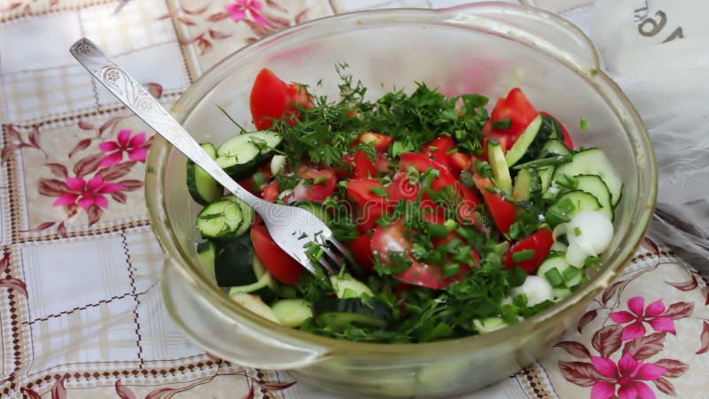 Verdure femminili del taglio delle mani per l'insalata del vegano