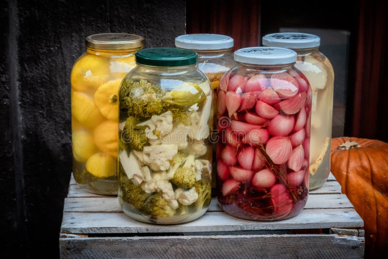 Verdure fermentate in grandi barattoli immagine stock libera da diritti Verdure fermentate in grandi barattoli immagine stock libera da diritti