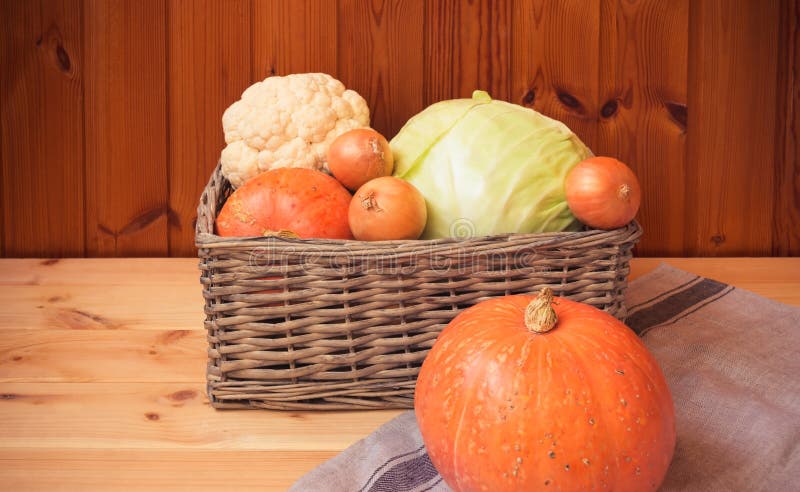 Verdure fresche dell'azienda agricola in canestro di vimini e vicino Concetto di agricoltura biologica e di cibo sano immagine stock libera da diritti Verdure fresche dell'azienda agricola in canestro di vimini e vicino Concetto di agricoltura biologica e di cibo sano immagine stock libera da diritti