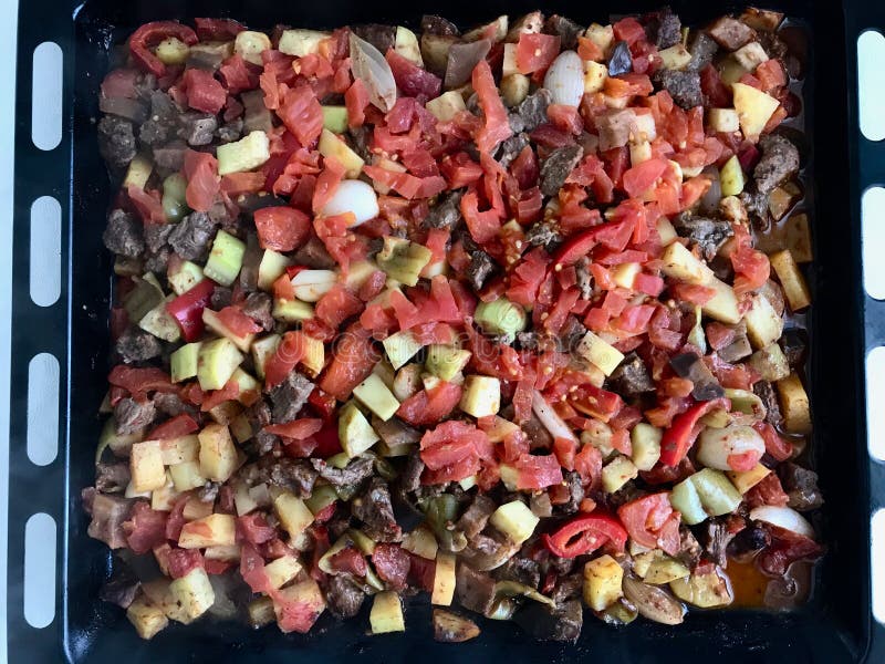 Verdure miste di Turlu dell'alimento turco di recente al forno della carne con carne cubata sul vassoio fotografia stock libera da diritti Verdure miste di Turlu dell'alimento turco di recente al forno della carne con carne cubata sul vassoio fotografia stock libera da diritti