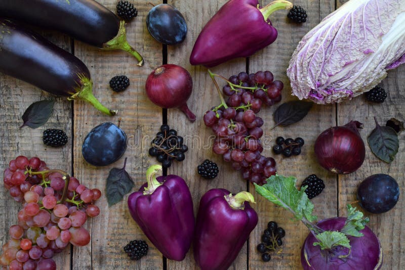 Verdure porpora e frutta Prugna, melanzana, pepe, mirtilli, sorba Alimenti organici viola alti in antiossidanti, anthocya fotografie stock libere da diritti Verdure porpora e frutta Prugna, melanzana, pepe, mirtilli, sorba Alimenti organici viola alti in antiossidanti, anthocya fotografie stock libere da diritti