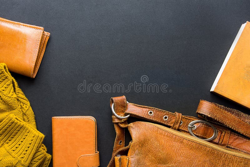 Vereinbarte elegante stilvolle weibliche Frauen-Zubehör-gelbe Ledertasche-Geldbörse gestricktes Strickjacken-Notizbuch in der Ebe lizenzfreies stockbild Vereinbarte elegante stilvolle weibliche Frauen-Zubehör-gelbe Ledertasche-Geldbörse gestricktes Strickjacken-Notizbuch in der Ebe lizenzfreies stockbild