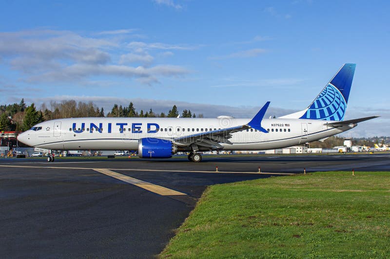Verenigde luchtvaartmaatschappijen : laatste livery boeing 737 max op landingsbaan