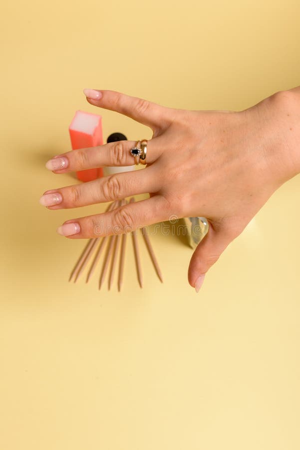 Verfahren zur Entfernung von Lacken aus den laufenden Hybridnägeln Gel-Nagellack-Filterfolie auf Frauen und x27;s Hände lizenzfreies stockbild Verfahren zur Entfernung von Lacken aus den laufenden Hybridnägeln Gel-Nagellack-Filterfolie auf Frauen und x27;s Hände lizenzfreies stockbild