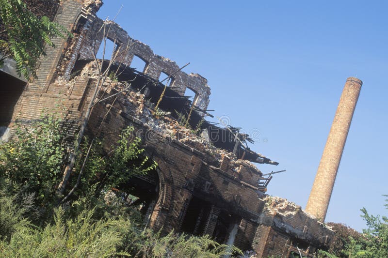 Verfallender Backsteinbau und Schornstein, Paterson, New-Jersey lizenzfreie stockbilder