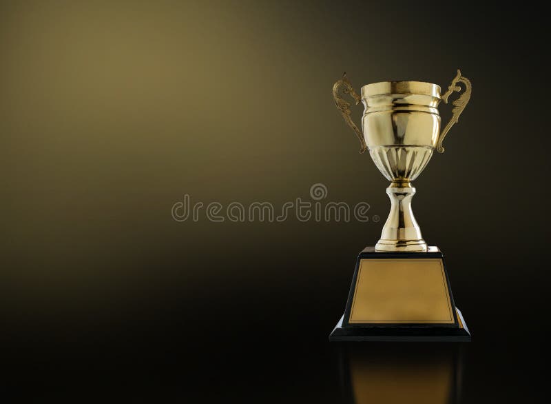 verfechten Sie goldene Trophäe auf modernem schwarzem Hintergrund mit Gold-ligh lizenzfreie stockfotografie verfechten Sie goldene Trophäe auf modernem schwarzem Hintergrund mit Gold-ligh lizenzfreie stockfotografie
