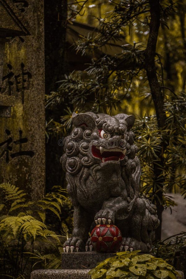 Verfolgen Sie Wächter des Tempels in Fushimi-inaria taisha stockfotos Verfolgen Sie Wächter des Tempels in Fushimi-inaria taisha stockfotos