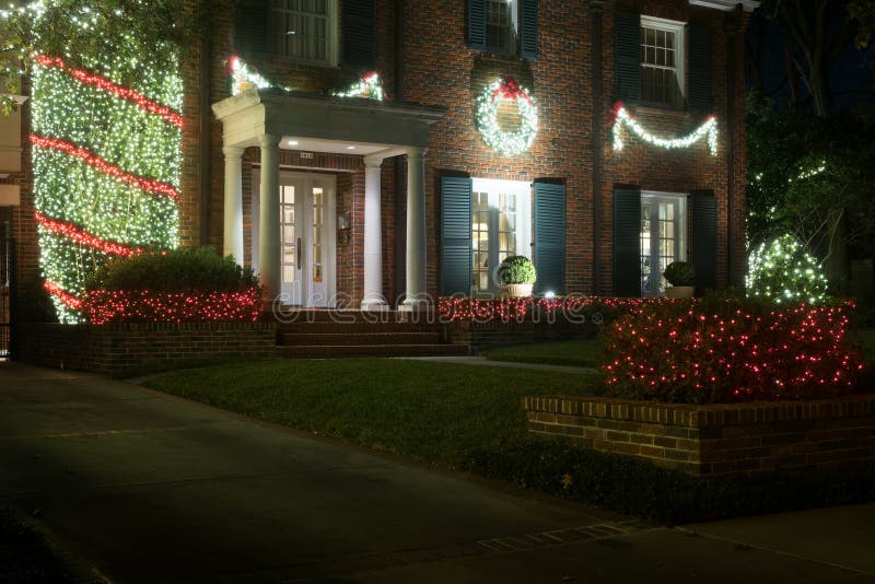 Verfraaid voor de ingang van het Kerstmishuis Het decor van Kerstmis De winter royalty-vrije stock foto Verfraaid voor de ingang van het Kerstmishuis Het decor van Kerstmis De winter royalty-vrije stock foto