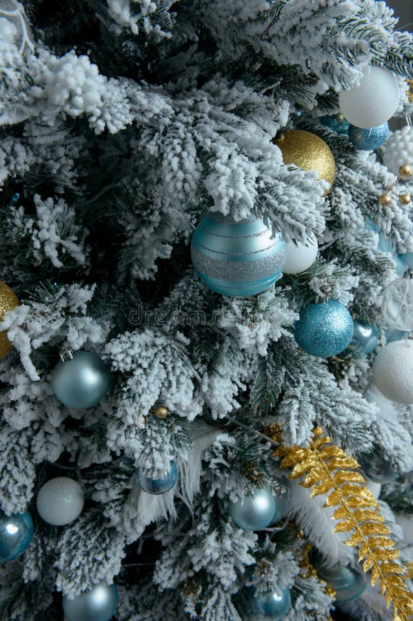 verfraaide Kerstboom met giften dicht omhoog op witte achtergrond royalty-vrije stock foto verfraaide Kerstboom met giften dicht omhoog op witte achtergrond royalty-vrije stock foto